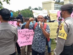 WADUH, KANTOR BUPATI SAROLANGUN DIKEPUNG MASYARAKAT