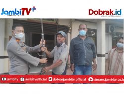 SENPI KESAYANGAN DIBAGIKAN WARGA KE  POLISI