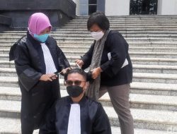 Pemohon Uji Formil UU Ciptaker Sujud Syukur-Cukur Botak Depan Gedung MK