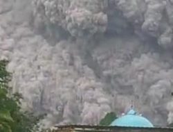 GUNUNG SEMERU ERUPSI, MALANG DIGUYUR HUJAN ABU