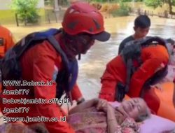 SEORANG NENEK TERKEPUNG BANJIR