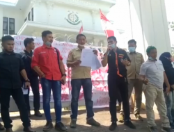 SEJUMLAH PENDEMO GERUDUK KANTOR KEJARI BUNGO