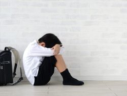 HEBOH OKNUM GURU DI BUTON SULTRA HUKUM 16 MURID SD KUNYAH SAMPAH
