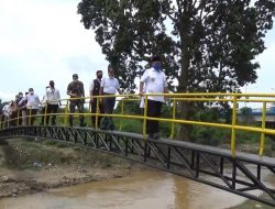 MAULANA RESMIKAN JEMBATAN PERSATUAN SEPAKBOLA KAMPUNG MANGGIS