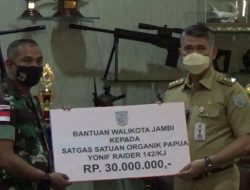 WALIKOTA FASHA TITIPKAN BANTUAN UNTUK ANAK DI PAPUA KEPADA YONIF R 142/KJ