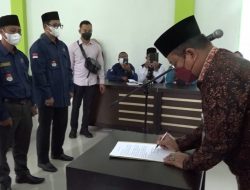 WAWAKO MAULANA KUKUHKAN PENGURUS FORUM KOMUNIKASI RT KOTABARU