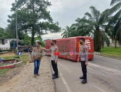 BUS ISI BELASAN ORANG TERJATUH DEPAN KANTOR POLISI