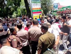 MEDIASI GAGAL, MASSA ADVOKAT DAN KEJATI NYARIS BENTROK