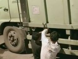 VIRAL! AKSI TERDUGA PELAKU PENCURIAN SOLAR DIREKAM WARGA