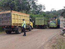 KEMBALI BERULAH, ANGKUTAN BATUBARA SEBABKAN KEMACETAN HINGGA BELASAN KILOMETER
