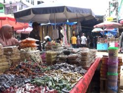 JELANG LEBARAN, OMSET PENJUALAN KUE KERING CAPAI JUTAAN RUPIAH DALAM SEHARI
