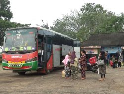 6.737 PEMUDIK DIBERANGKATKAN DARI TERMINAL ALAM BARAJO MENUJU PULAU JAWA