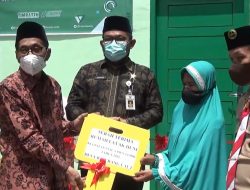 WABUP BAKHTIAR BERSAMA SUDIRMAN SERAHKAN RUMAH LAYAK HUNI KEPADA WARGA