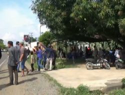 WARGA PASAR BARU TURUN KE JALAN, LARANG TRUK BATUBARA MELINTAS DAN PARKIR DI JALAN