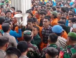 KEMBALI UNJUK RASA, RATUSAN MAHASISWA DORONG-DORONGAN DENGAN PETUGAS HINGGA ADA YANG PINGSAN