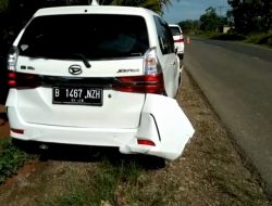 GAGAL MENYALIP, PEMOTOR TABRAK XENIA HINGGA PATAH TULANG