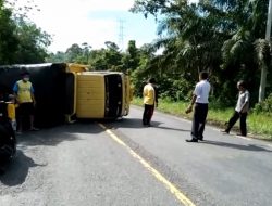 HINDARI TABRAKAN, TRUK PENGANGKUT SAYUR TERBALIK DI TANJAKAN KM 56