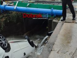 MOBIL TERPROSOK KE BAWAH JEMBATAN BERSAMA WANITA