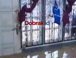 BANJIR MASIH BERTAHAN, WARGA ENGGAN MENGUNGSI