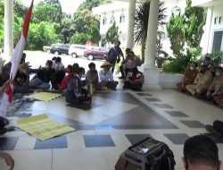 DAMPAK  HARGA TBS ANJLOK, PULUHAN PETANI DEMO DI KANTOR BUPATI TANJABTIM