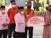 GUBERNUR AL HARIS DAMPINGI WAPRES KH MA’RUF AMIN BERIKAN BANTUAN KEPADA WARGA