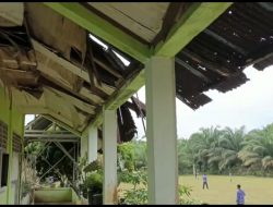MEMPRIHATINKAN. ATAP SMPN 28 BATANGHARI NYARIS ROBOH