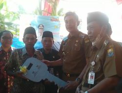 BERSAMA WAGUB ABDULLAH SANI, PJ BUPATI BACHYUNI SERAHKAN BANTUAN BEDAH RUMAH
