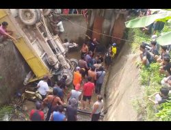 REM BLONG, TRUK PS PELANSIR SAWIT TERJUN BEBAS KE IRIGASI