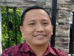 GURU MADRASAH YANG AKAN BANGUN KEBERSAMAAN TERPILIH SEBAGAI KETUA RT