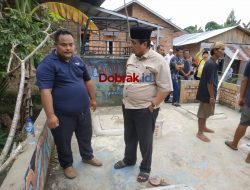 MANTAN GUBERNUR JAMBI HBA MENGUNJUNGI TEMPAT PENEMUAN BALITA TEWAS DI SEPTIC TANK