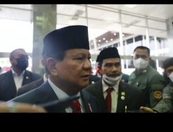 MOMEN SAAT SAH MENDAMPINGI PRABOWO SUBIANTO DI PARIPURNA KEMERDEKAAN RI KE 77
