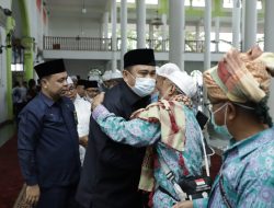 PULUHAN JEMAAH HAJI PULANG KAMPUNG DISAMBUT BUPATI BUNGO