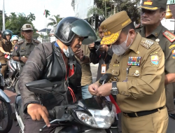 GUBERNUR JAMBI MEMBAGIKAN BENDERA MERAH PUTIH UNTUK PENGENDARA
