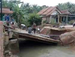 JEMBATAN PUTUS DITERJANG ARUS SUNGAI