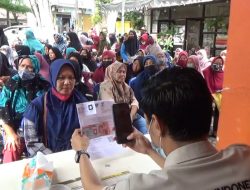 BLT BBM CAIR, RATUSAN WARGA PADATI KANTOR POS