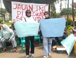 RATUSAN WARGA BLOKIR JALAN DI DESA TALANG DUKU