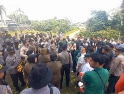 MAHASISWA DITAHAN DI GERBANG DPRD SAROLANGUN
