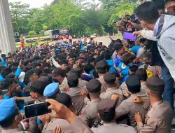 RATUSAN MAHASISWA UIN “NYARIS” ADU JOTOS DENGAN POLISI