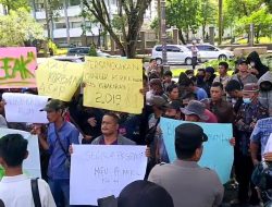 PULUHAN WARGA PUDING DESAK PENGADILAN EKSEKUSI ASET PT RKK