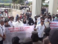 PULUHAN DOSEN DAN REKTOR DEMO TOLAK RUU SISDIKNAS