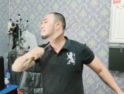 KARENA EFENDI SIMBOLON, PERWIRA TNI DI JAMBI HAJAR LEHER DENGAN GOLOK