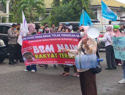BAWA GALON DAN TEFLON, PULUHAN EMAK-EMAK JAMBI TOLAK KENAIKAN BBM