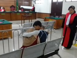 TERDAKWA PENGANIAYA ANAK KANDUNG MENANGIS DI RUANG SIDANG