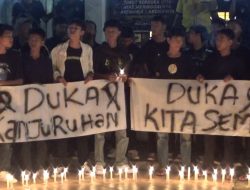 DUKA TRAGEDI KANJURUHAN, FANS CLUB BOLA JAMBI NYALAKAN FLARE DAN LILIN