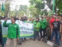 PT JAMBI WARAS PHK 76 BURUH, FEDERASI HUKATAN KSBSI UNJUK RASA KE DISNAKER