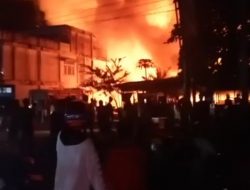 RUMAH MAKAN SAOENK KITO TERBAKAR DIIRINGI SUARA TERIAKAN