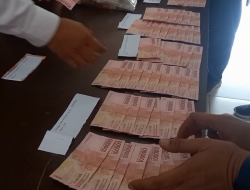 POLISI GAGALKAN PEREDARAN LEMBAR UANG 100 RIBU PALSU