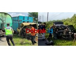 KECELAKAAN DI JALAN LINTAS JAMBI SABAK BERUJUNG SUPIR TERJEPIT