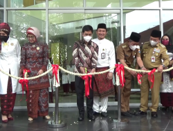 GUBERNUR AL HARIS DAN WAMENKES TANDA TANGANI PRASASTI PERESMIAN GEDUNG GRAHA UTAMA RSUD RADEN MATTAHER