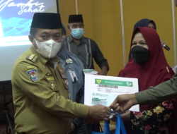 LAUNCHING KARTU JAMBI SEHAT, GUBERNUR AL HARIS LANGSUNG BAGIKAN KARTU KEPADA MASYARAKAT